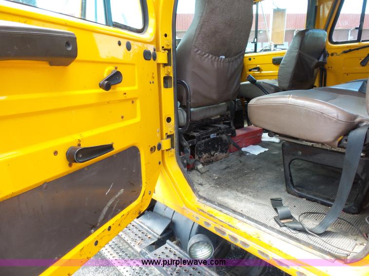 image for item L2893 2001 International 4900 dump truck