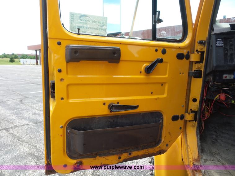 image for item L2893 2001 International 4900 dump truck