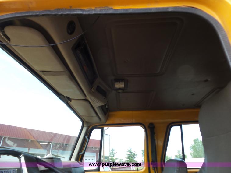 image for item L2893 2001 International 4900 dump truck