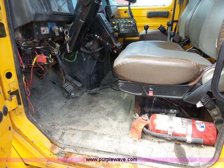 image for item L2893 2001 International 4900 dump truck