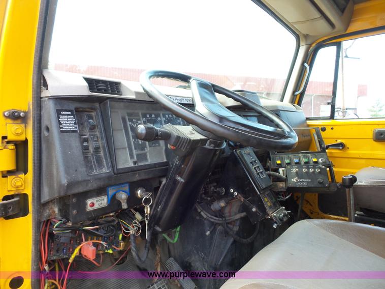 image for item L2893 2001 International 4900 dump truck