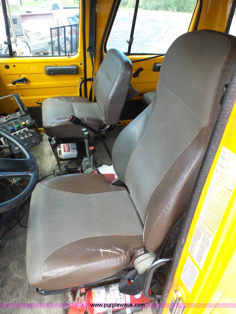 image for item L2893 2001 International 4900 dump truck