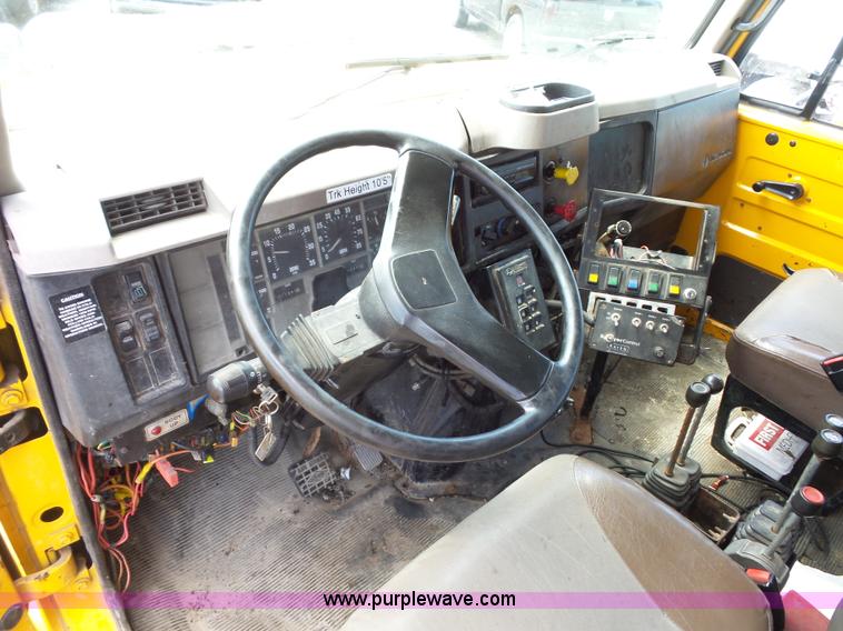 image for item L2893 2001 International 4900 dump truck