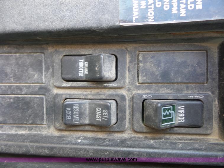 image for item L2893 2001 International 4900 dump truck