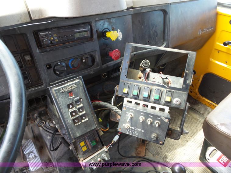 image for item L2893 2001 International 4900 dump truck