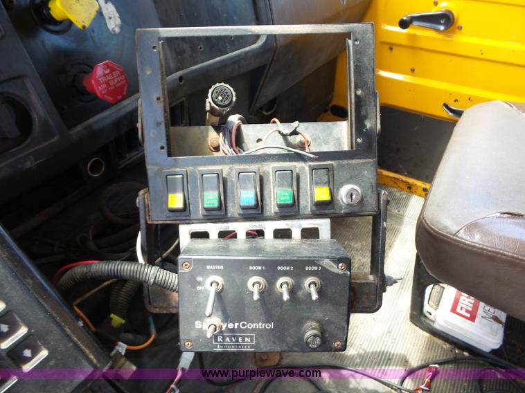 image for item L2893 2001 International 4900 dump truck