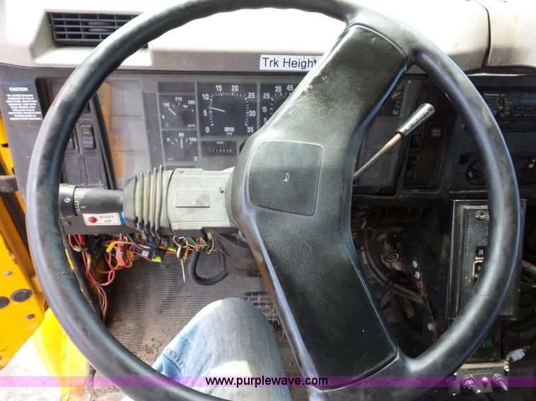 image for item L2893 2001 International 4900 dump truck