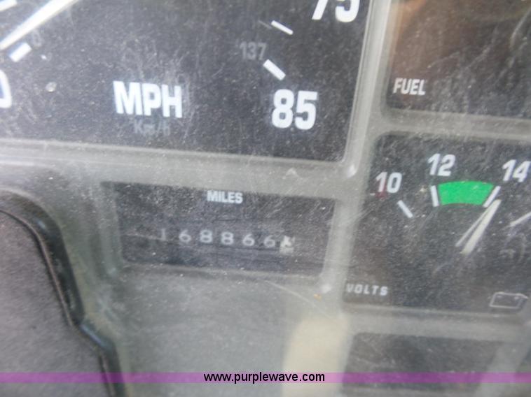 image for item L2893 2001 International 4900 dump truck