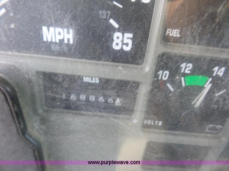 image for item L2893 2001 International 4900 dump truck