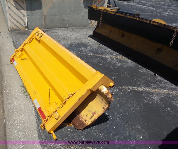 image for item L2893 2001 International 4900 dump truck