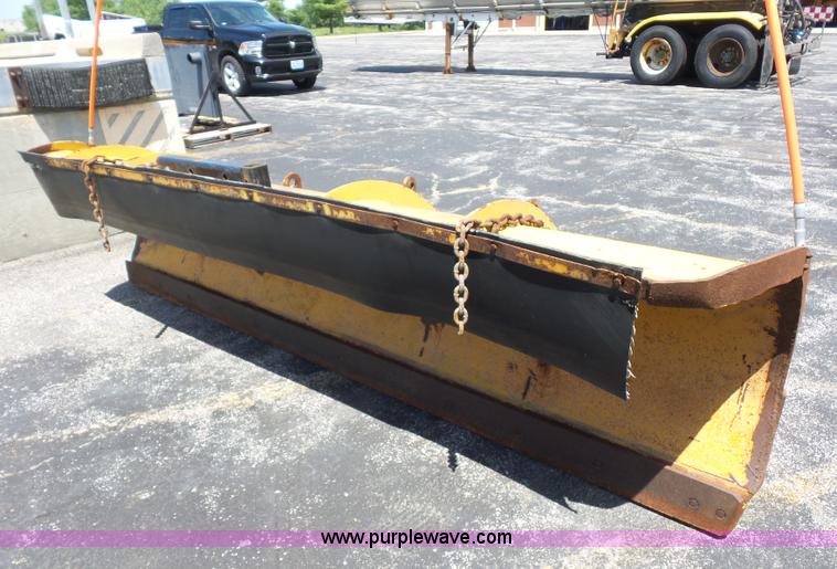 image for item L2893 2001 International 4900 dump truck