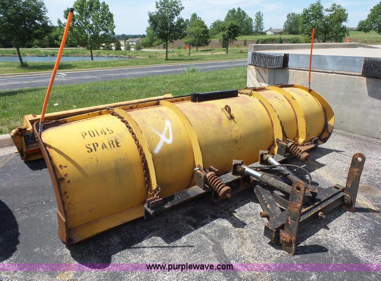 image for item L2893 2001 International 4900 dump truck