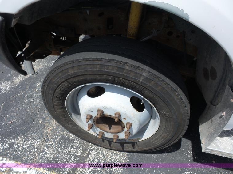 image for item L2894 2002 Ford F550 Super Duty flatbed truck