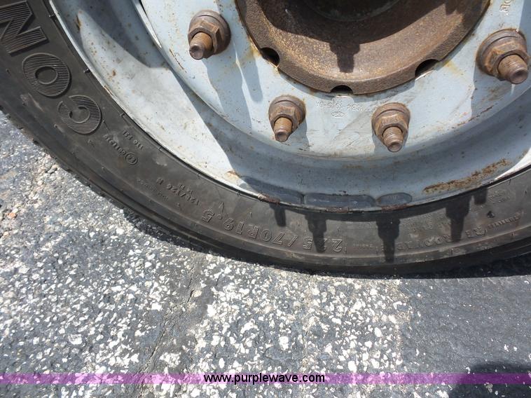 image for item L2894 2002 Ford F550 Super Duty flatbed truck