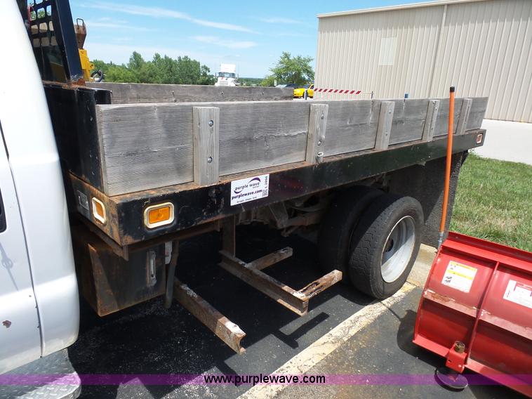 image for item L2894 2002 Ford F550 Super Duty flatbed truck