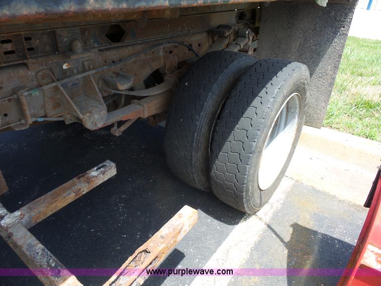 image for item L2894 2002 Ford F550 Super Duty flatbed truck