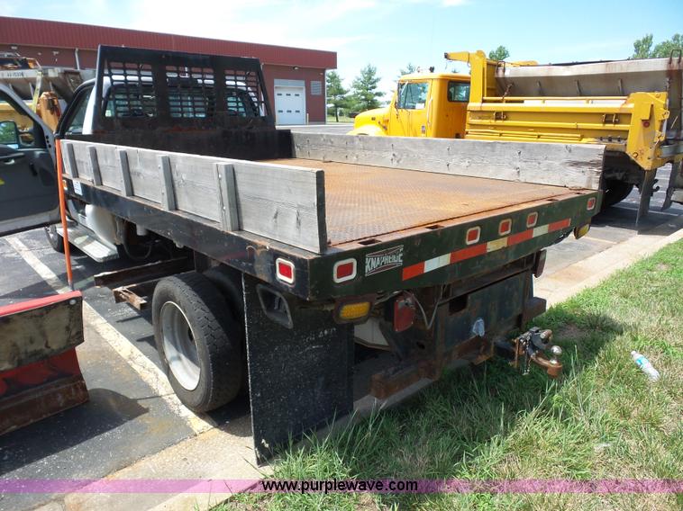 image for item L2894 2002 Ford F550 Super Duty flatbed truck