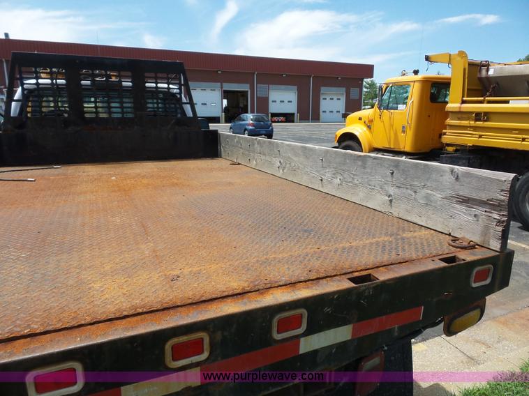 image for item L2894 2002 Ford F550 Super Duty flatbed truck