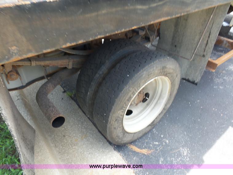 image for item L2894 2002 Ford F550 Super Duty flatbed truck