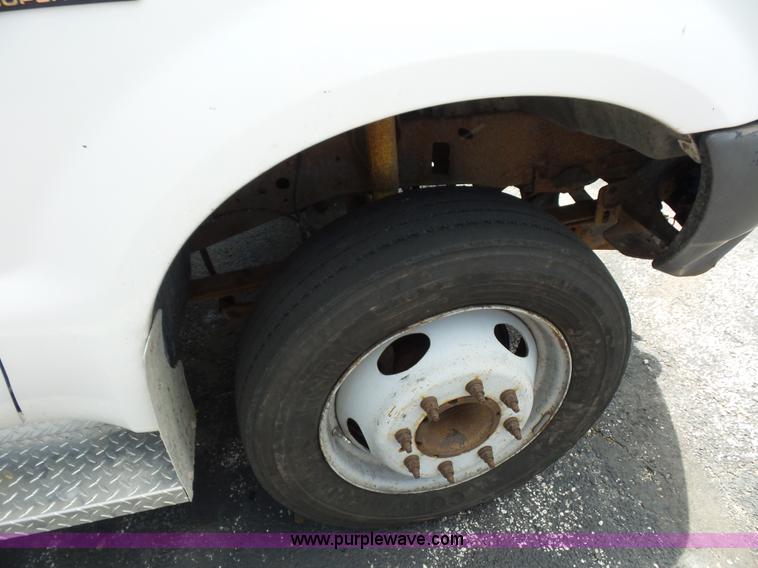 image for item L2894 2002 Ford F550 Super Duty flatbed truck