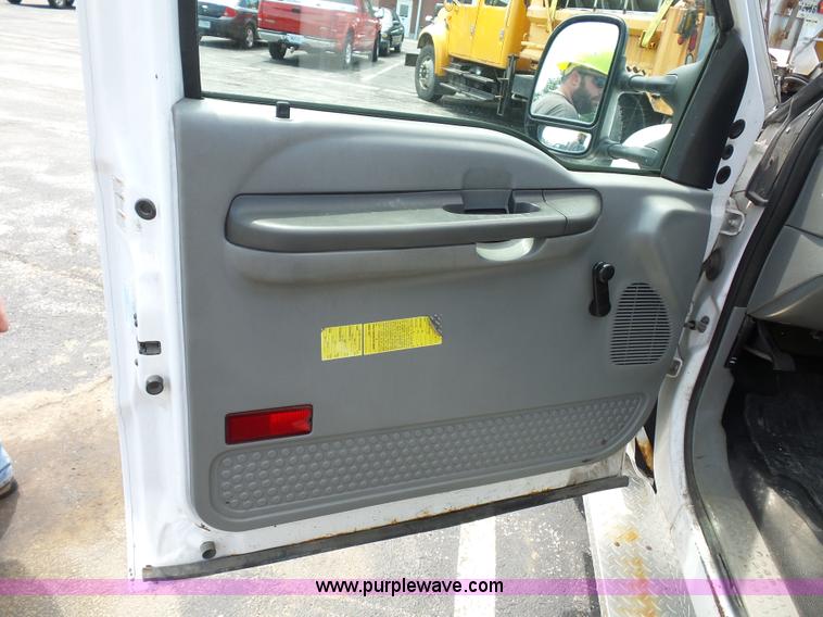 image for item L2894 2002 Ford F550 Super Duty flatbed truck