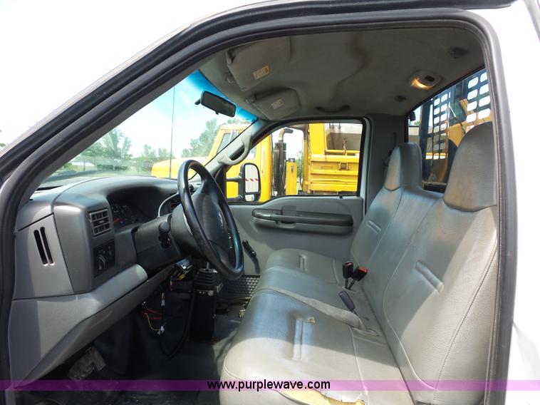 image for item L2894 2002 Ford F550 Super Duty flatbed truck