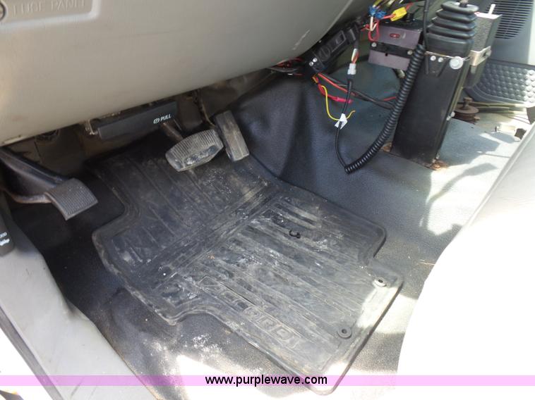 image for item L2894 2002 Ford F550 Super Duty flatbed truck