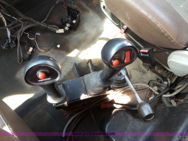 image for item L6796 2002 International F2554 dump truck