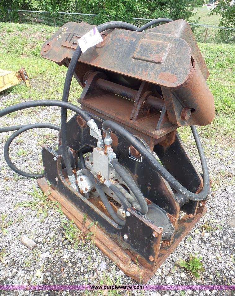 image for item L6804 2004 Coneqtec Universal DC6500 plate compactor