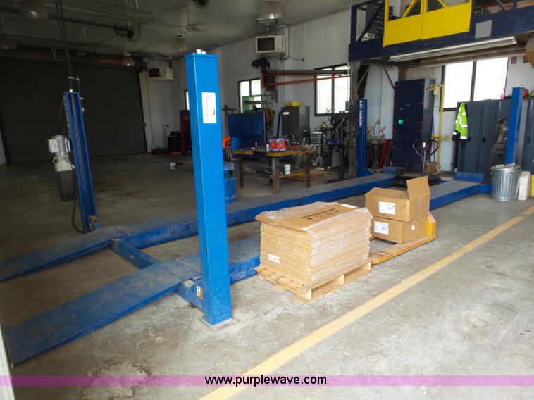 image for item L6821 Rotary vehicle lift