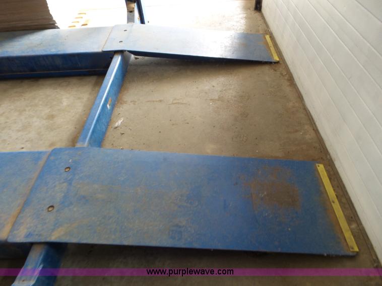 image for item L6821 Rotary vehicle lift