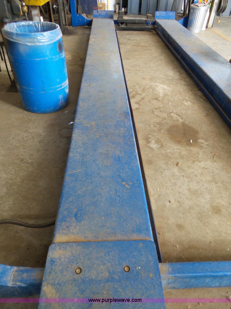 image for item L6821 Rotary vehicle lift