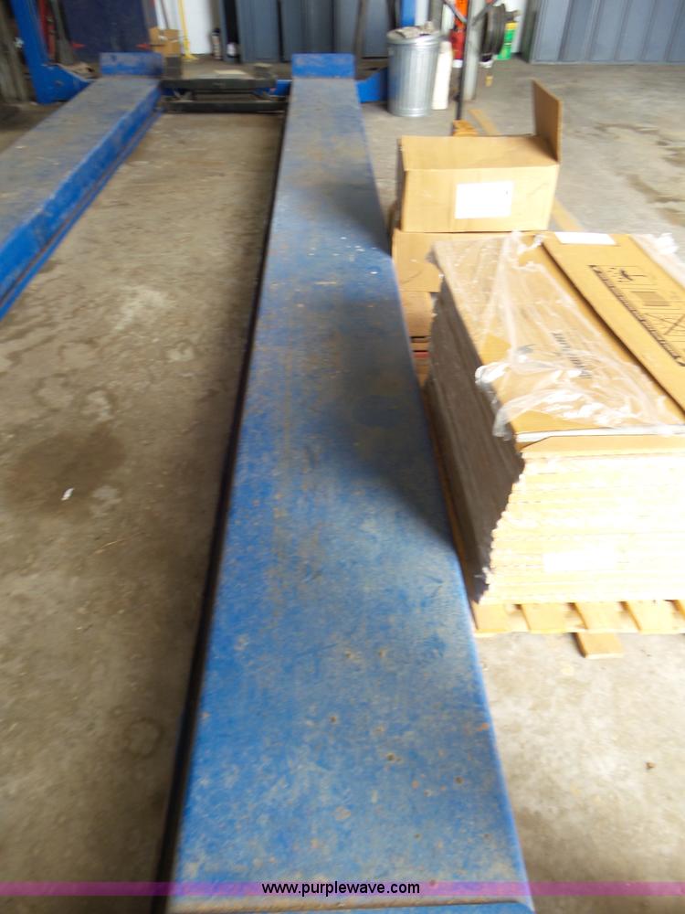 image for item L6821 Rotary vehicle lift