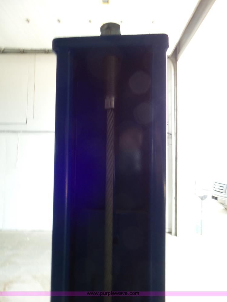 image for item L6821 Rotary vehicle lift