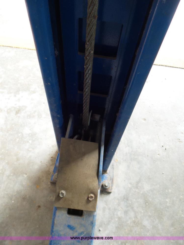 image for item L6821 Rotary vehicle lift