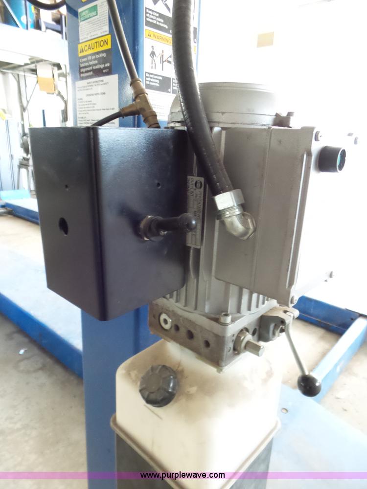 image for item L6821 Rotary vehicle lift