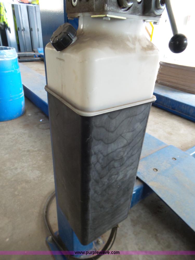 image for item L6821 Rotary vehicle lift