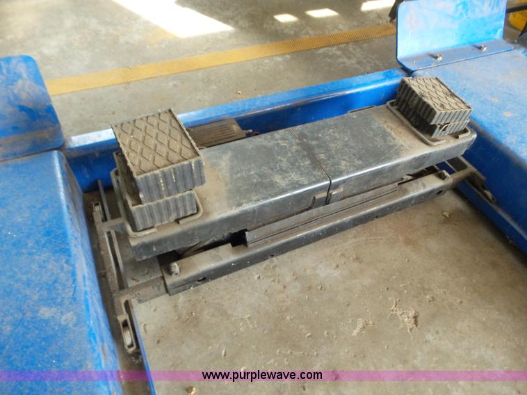 image for item L6821 Rotary vehicle lift