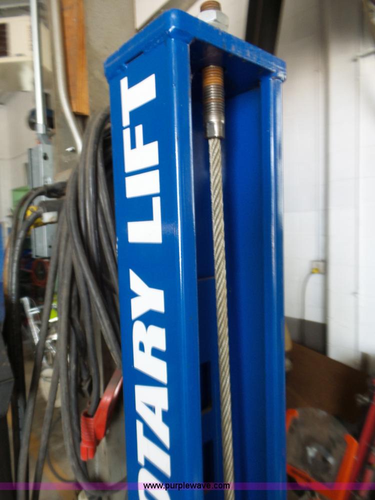 image for item L6821 Rotary vehicle lift