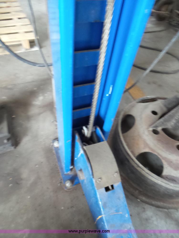 image for item L6821 Rotary vehicle lift