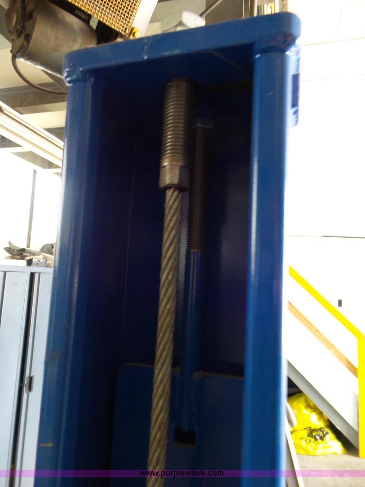 image for item L6821 Rotary vehicle lift