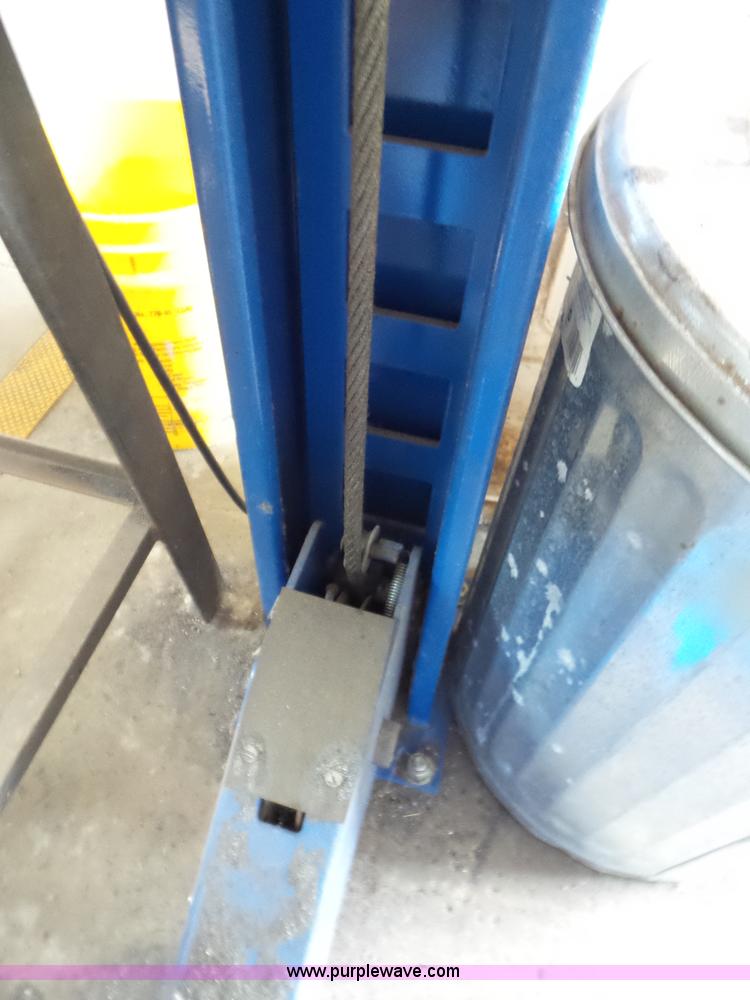 image for item L6821 Rotary vehicle lift