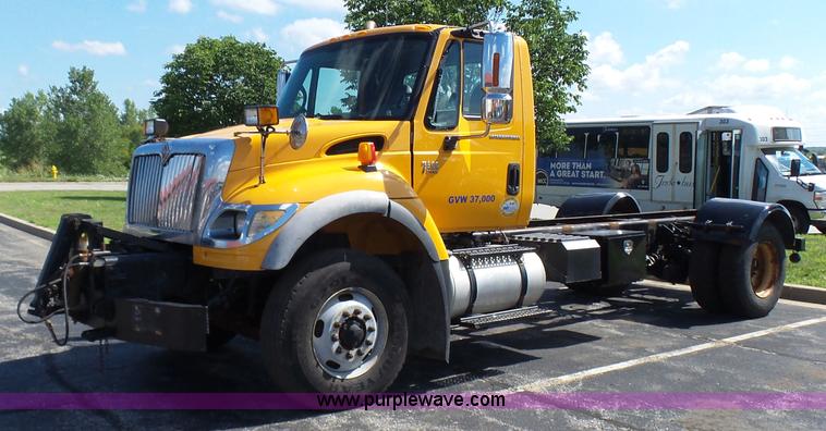 image for item L7098 2006 International 7400 truck cab and chassis