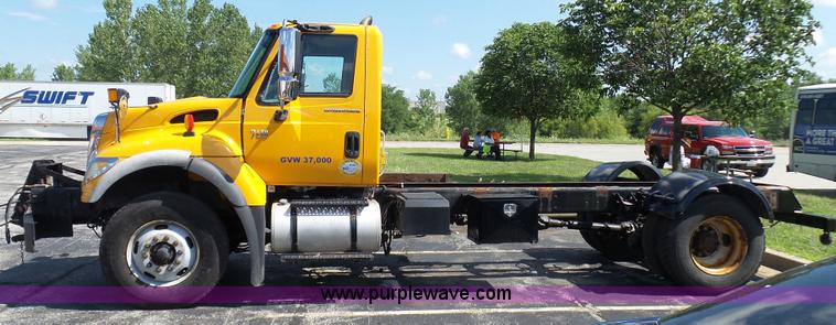 image for item L7098 2006 International 7400 truck cab and chassis