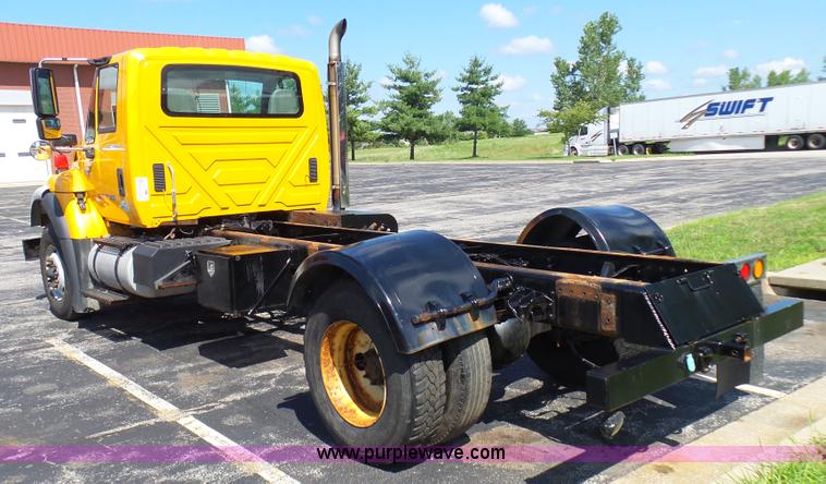 image for item L7098 2006 International 7400 truck cab and chassis