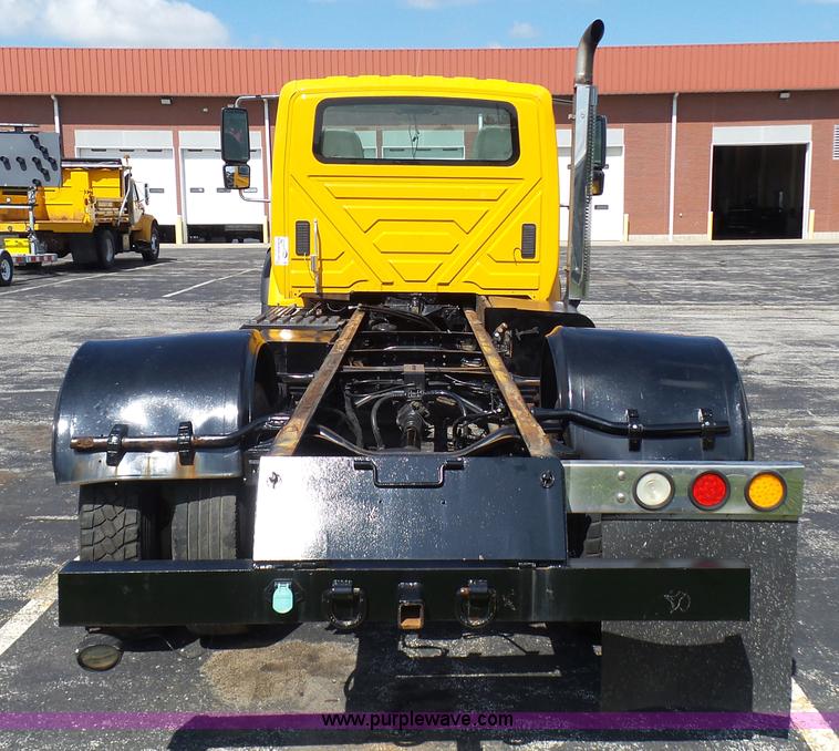 image for item L7098 2006 International 7400 truck cab and chassis