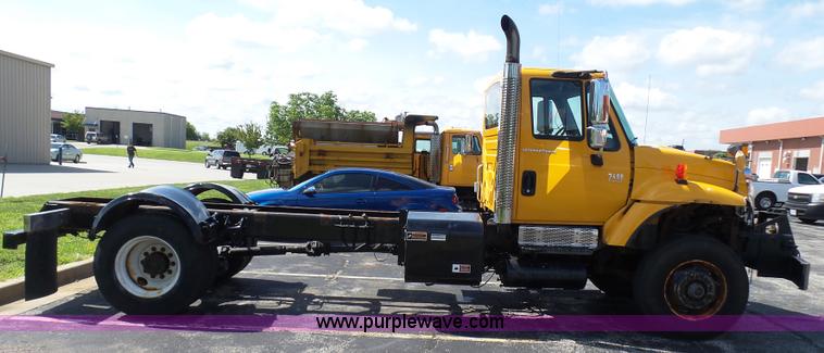 image for item L7098 2006 International 7400 truck cab and chassis