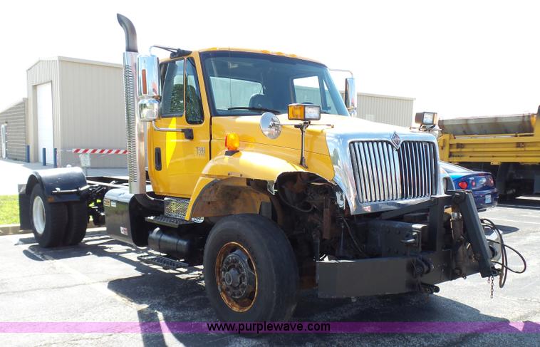 image for item L7098 2006 International 7400 truck cab and chassis