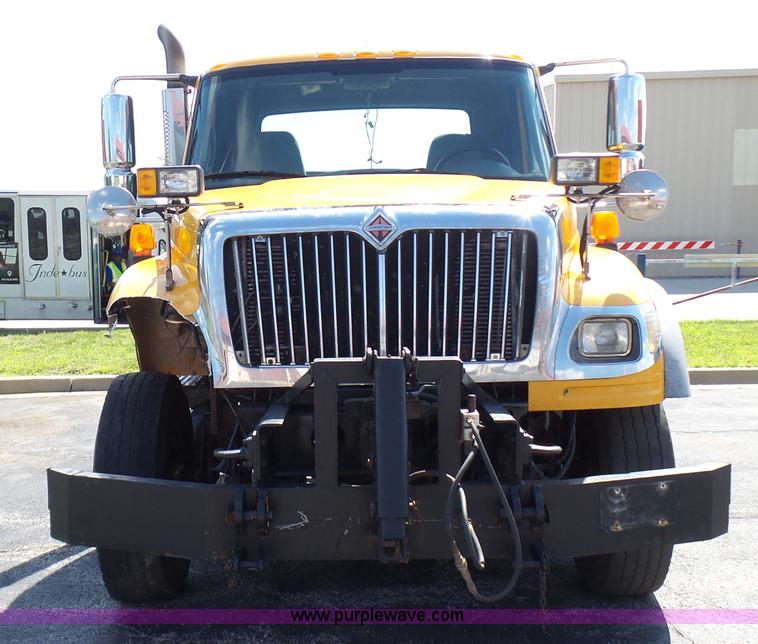 image for item L7098 2006 International 7400 truck cab and chassis