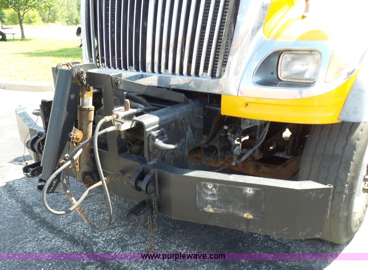 image for item L7098 2006 International 7400 truck cab and chassis